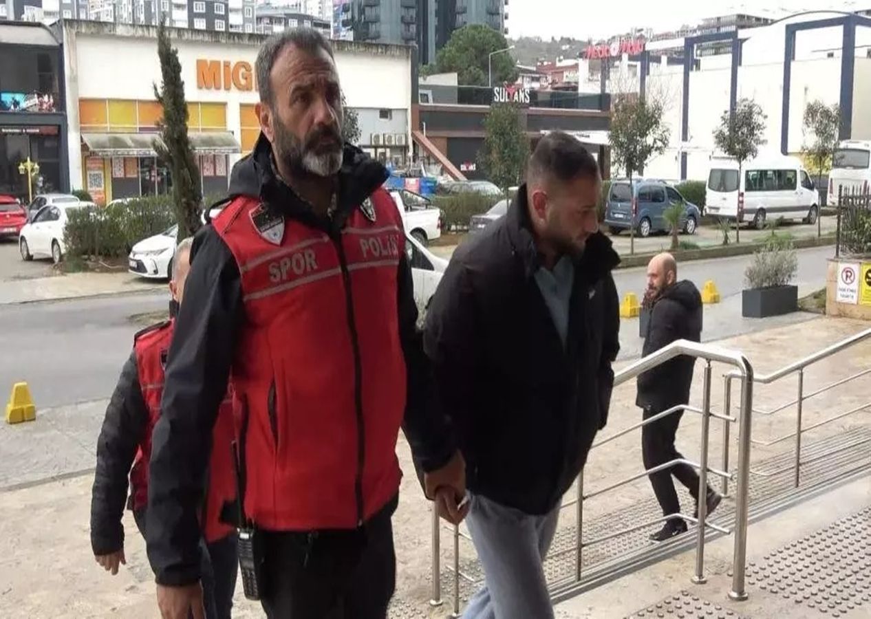 Trendyol Süper Lig'de oynanan Trabzonspor-Fenerbahçe maçında sahaya girerek olaylara karışan 7 kişi adliyeye getirildi. 1