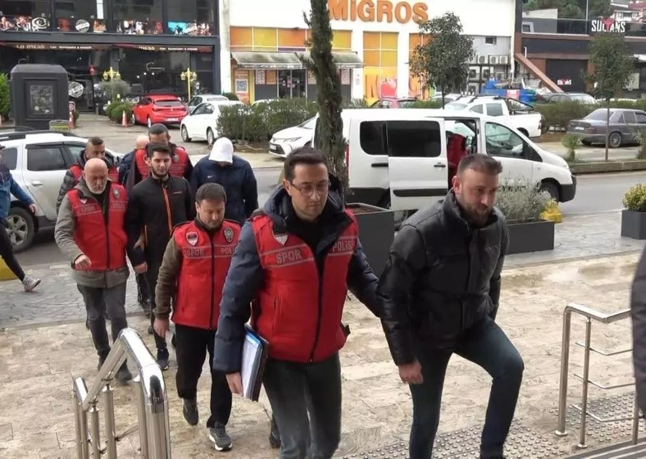 Trendyol Süper Lig'de oynanan Trabzonspor-Fenerbahçe maçında sahaya girerek olaylara karışan 7 kişi adliyeye getirildi. 2