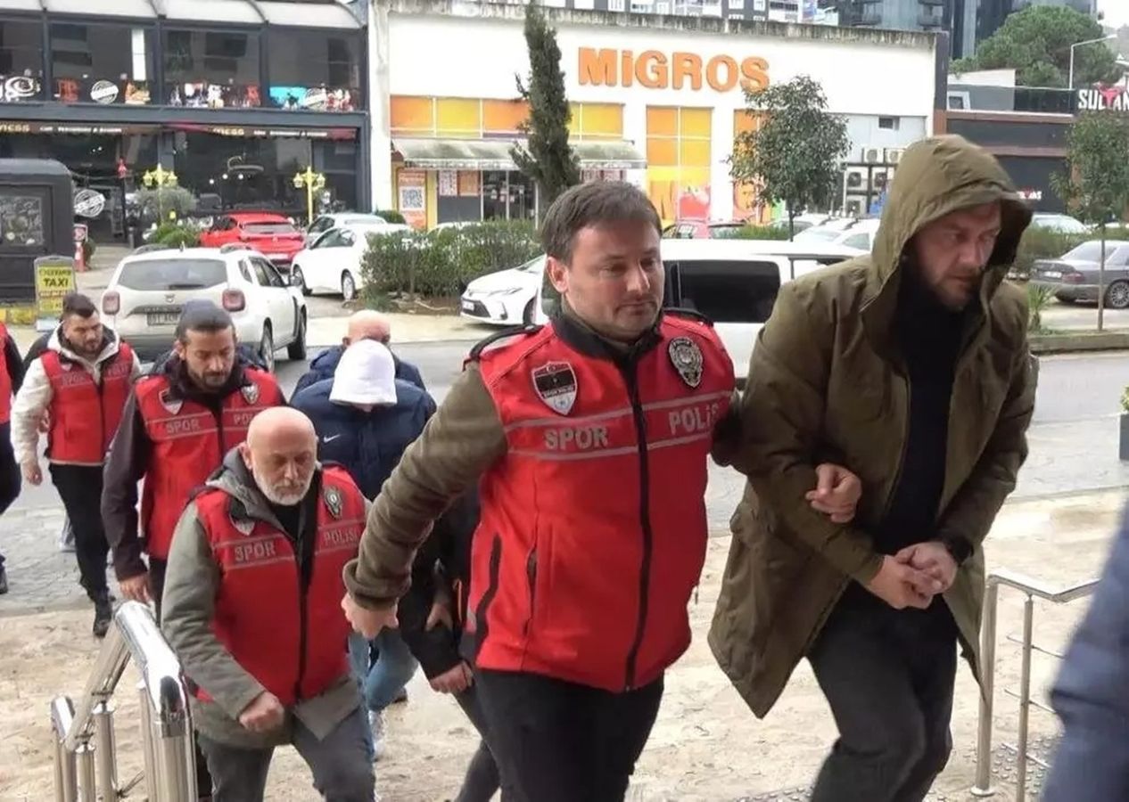 Trendyol Süper Lig'de oynanan Trabzonspor-Fenerbahçe maçında sahaya girerek olaylara karışan 7 kişi adliyeye getirildi. 3