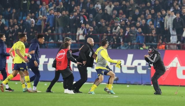 Fenerbahçeli futbolcuları yıkacak haber geldi! Gündeme bomba gibi düşen iddia: Fenerbahçe'de hangi futbolcuların PFDK'ya sevk edileceği belli oldu... Yönetim nasıl savunacağına dair şimdiden harekete geçti 1