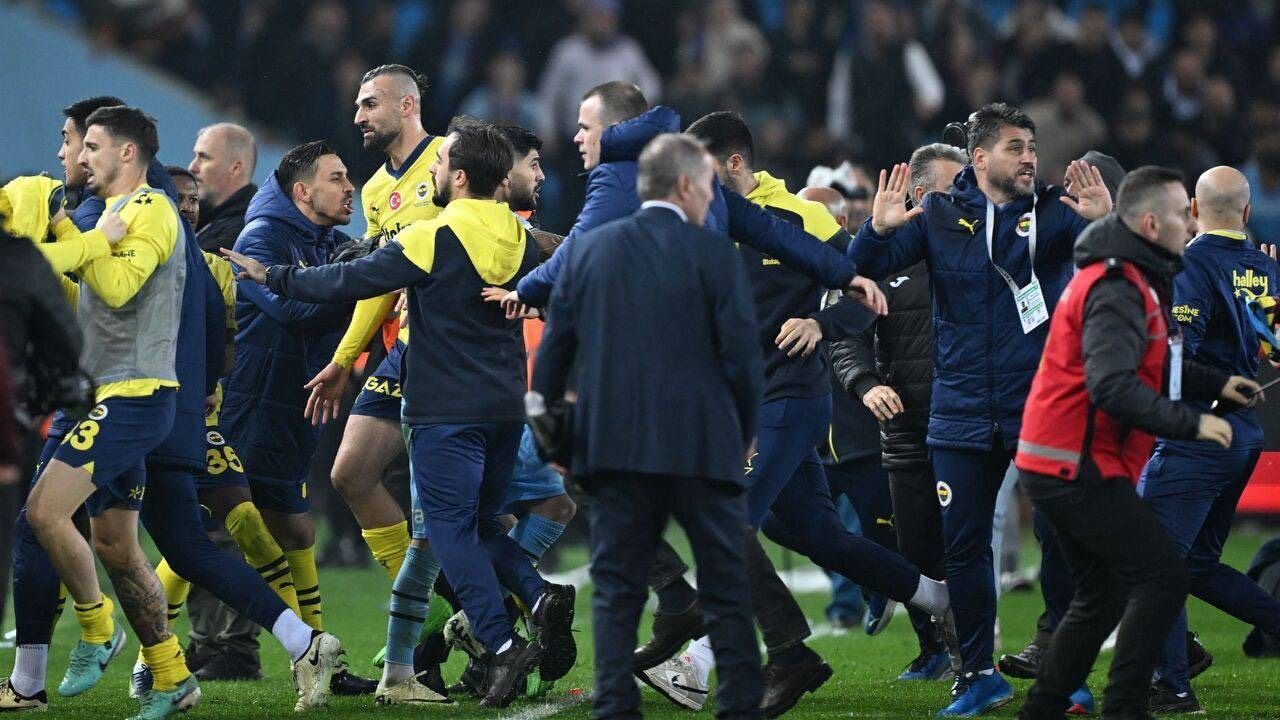Fenerbahçeli futbolcuları yıkacak haber geldi! Gündeme bomba gibi düşen iddia: Fenerbahçe'de hangi futbolcuların PFDK'ya sevk edileceği belli oldu... Yönetim nasıl savunacağına dair şimdiden harekete geçti 8