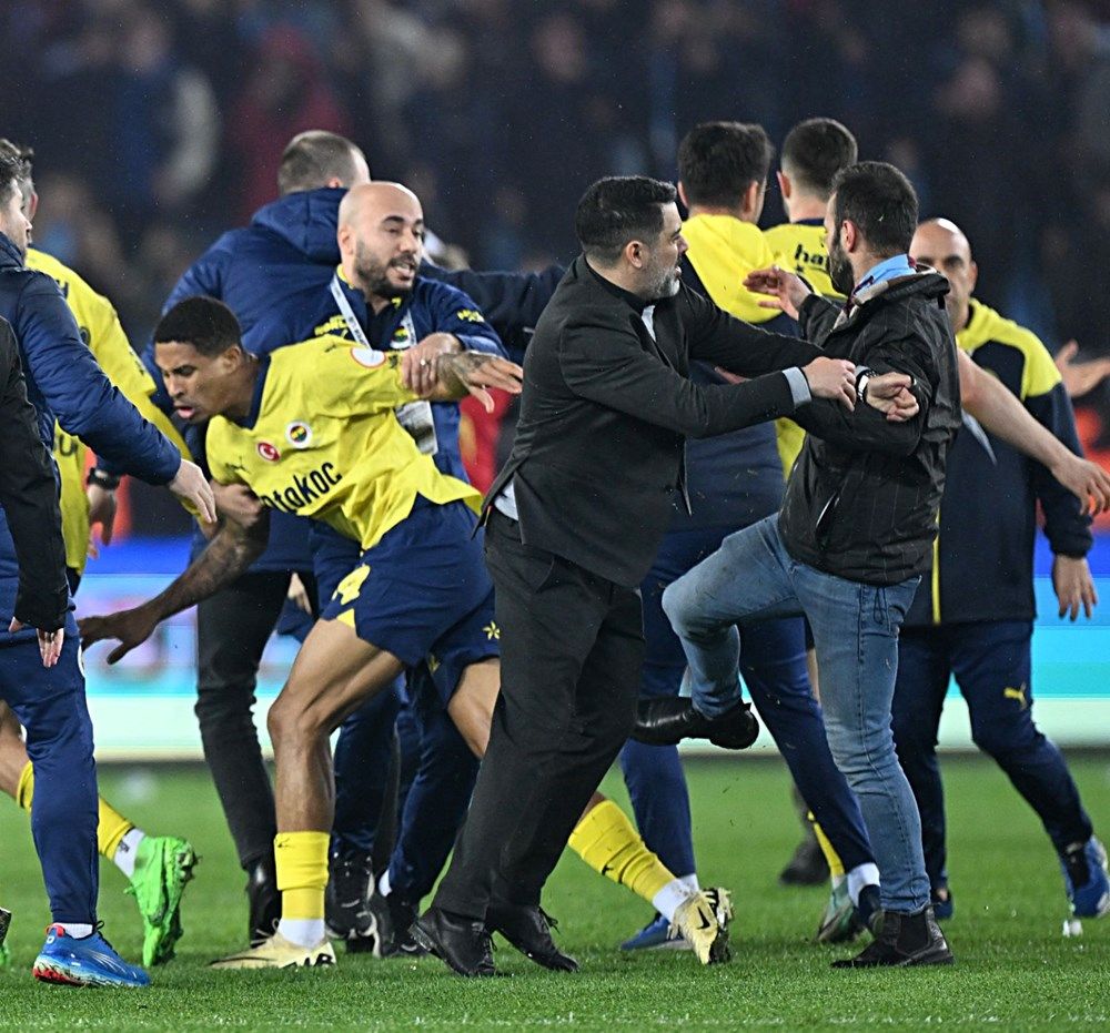Eski başkandan Fenerbahçe’ye çok ağır sözler: “FETÖ ile siz kol kolaydınız! 2011’de çaldınız şampiyonluğumuzu, Allah belanızı verdi! Senin futbolcun futbolcu değil boks takımının sporcusu!” 2