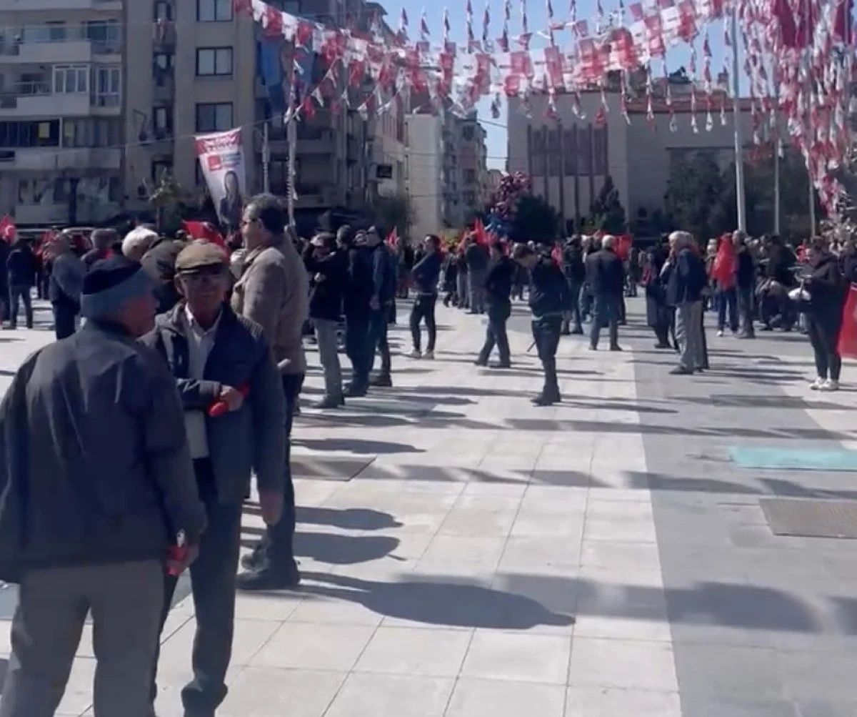 DEM'lenen CHP'nin son hali... Özgür Özel memleketinde bile miting alanını dolduramadı! 4