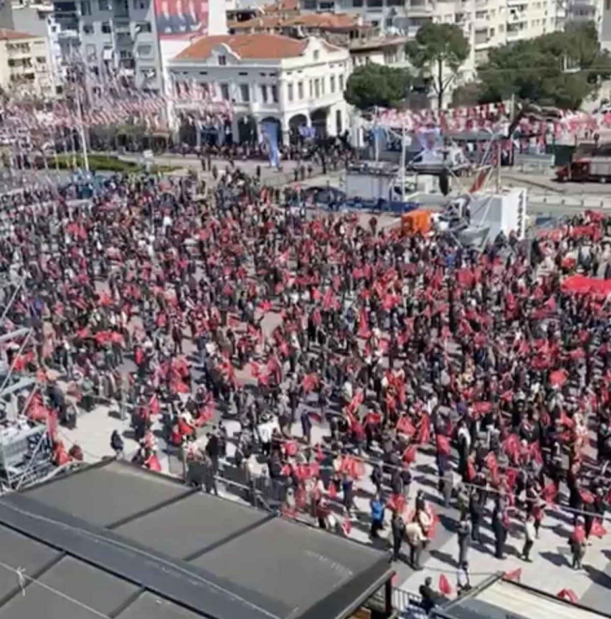 DEM'lenen CHP'nin son hali... Özgür Özel memleketinde bile miting alanını dolduramadı! 5