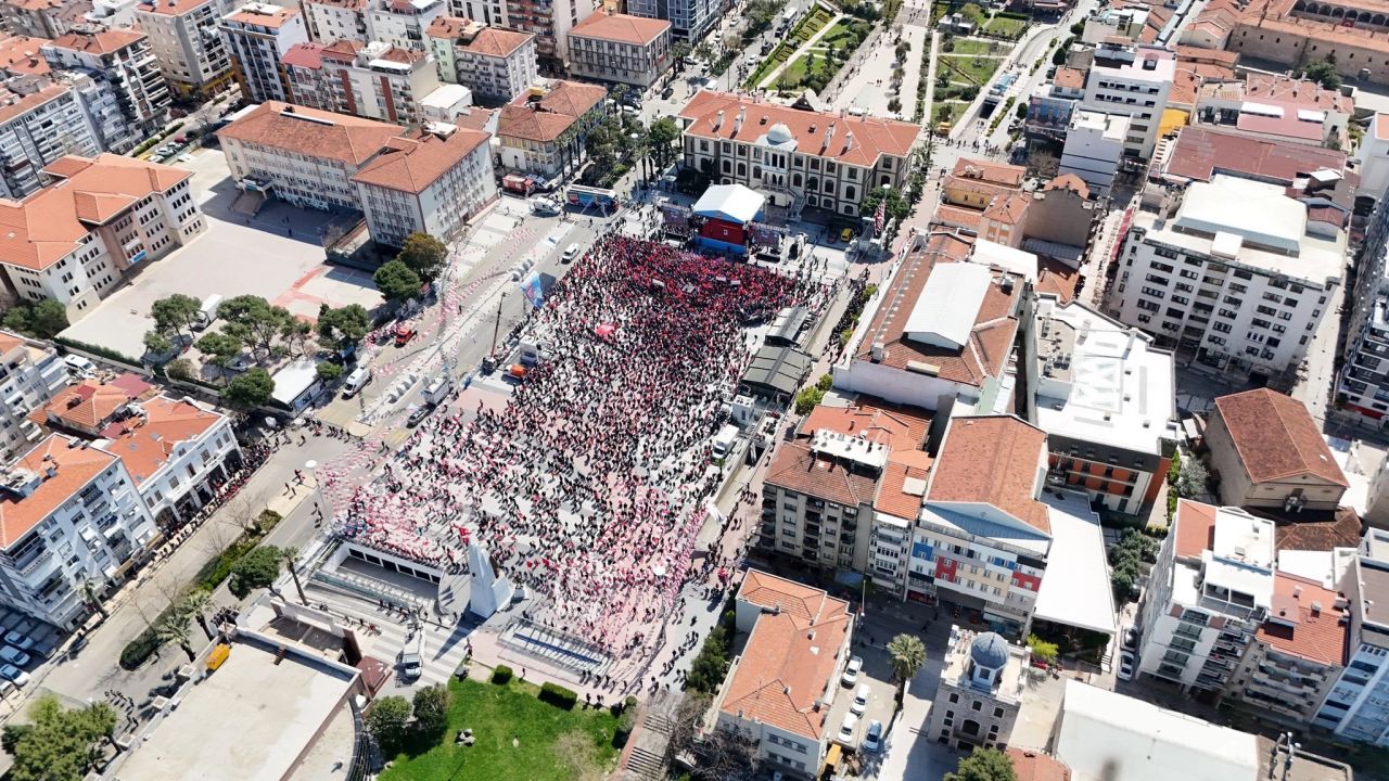 DEM'lenen CHP'nin son hali... Özgür Özel memleketinde bile miting alanını dolduramadı! 3