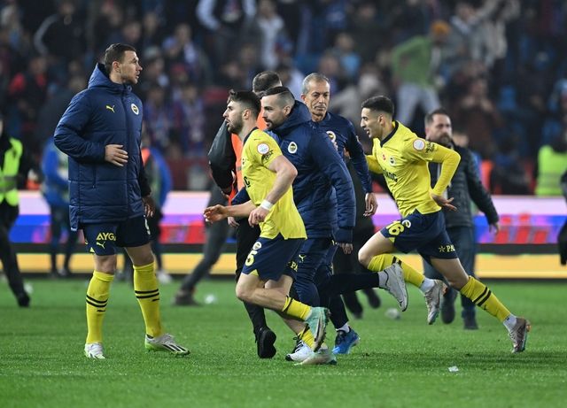 Fenerbahçe'de büyük şok! Takımın yıldızından isyan: "Benim için burası bitti. Ayrılmak istiyorum" Araya giren teknik heyet ve futbolcular krizi önledi 13
