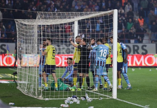 Fenerbahçe'de büyük şok! Takımın yıldızından isyan: "Benim için burası bitti. Ayrılmak istiyorum" Araya giren teknik heyet ve futbolcular krizi önledi 3