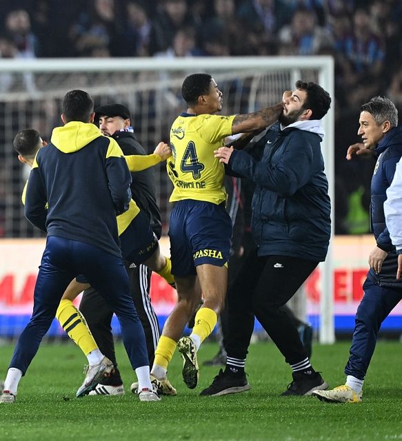 Fenerbahçe'de büyük şok! Takımın yıldızından isyan: "Benim için burası bitti. Ayrılmak istiyorum" Araya giren teknik heyet ve futbolcular krizi önledi 10