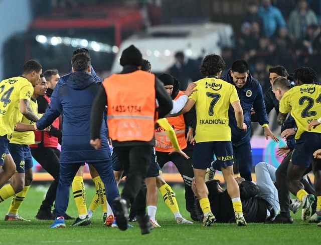 Fenerbahçe'de büyük şok! Takımın yıldızından isyan: "Benim için burası bitti. Ayrılmak istiyorum" Araya giren teknik heyet ve futbolcular krizi önledi 9