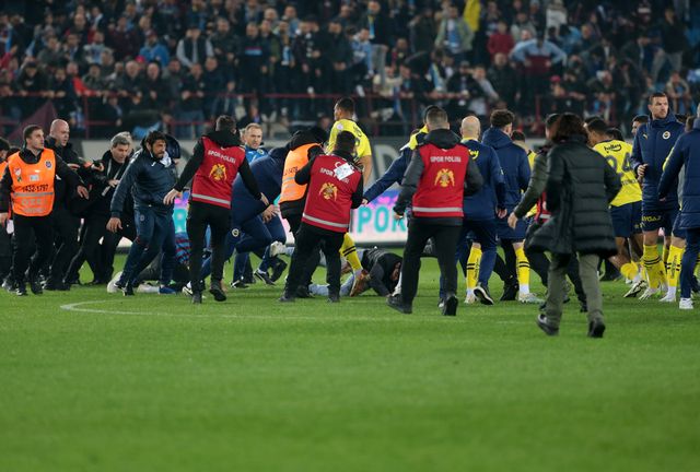 Fenerbahçe'de büyük şok! Takımın yıldızından isyan: "Benim için burası bitti. Ayrılmak istiyorum" Araya giren teknik heyet ve futbolcular krizi önledi 12