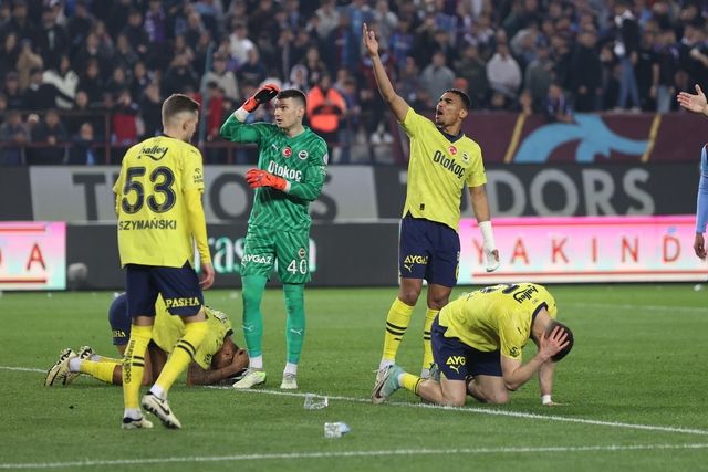 Fenerbahçe'de büyük şok! Takımın yıldızından isyan: "Benim için burası bitti. Ayrılmak istiyorum" Araya giren teknik heyet ve futbolcular krizi önledi 8