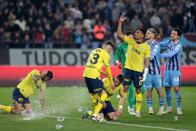 Fenerbahçe'de büyük şok! Takımın yıldızından isyan: "Benim için burası bitti. Ayrılmak istiyorum" Araya giren teknik heyet ve futbolcular krizi önledi 2