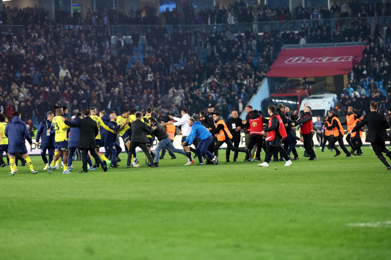 İsmail Kartal'ın söylediklerine inanamayacaksınız: "Oyuncularımı şişlemek için sahaya indiler! Osayi'nin kafasına vurup koridorda bayılttılar! Bize kimsenin ceza meza verebileceğini düşünmüyorum..." 15