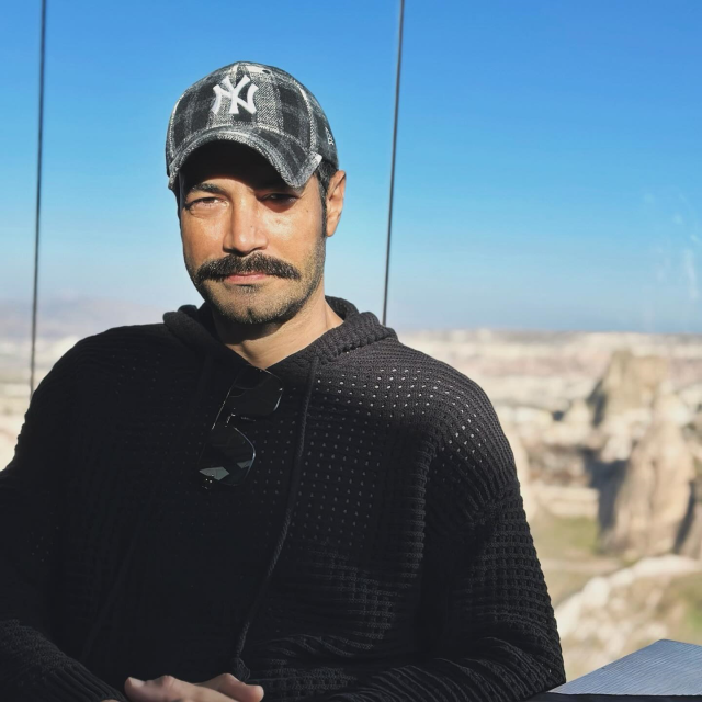 Murat Ünalmış, Cumhur İttifakı'nın İstanbul adayı Murat Kurum adına kapısına bırakılan hediyeleri çöpe attı! Ünlü oyuncuya tepki yağıyor 1