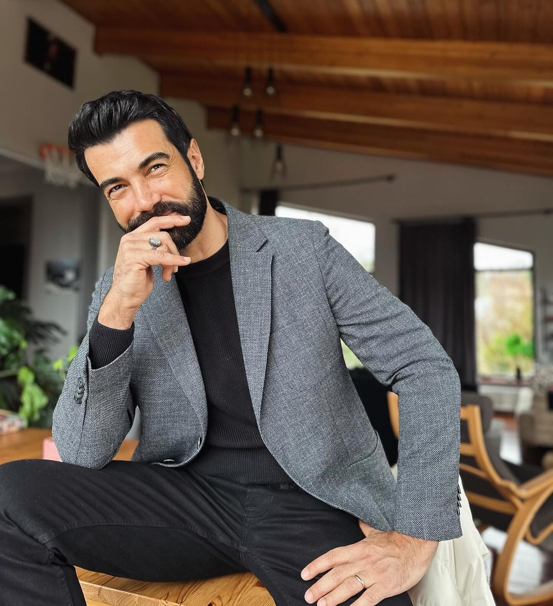 Murat Ünalmış, Cumhur İttifakı'nın İstanbul adayı Murat Kurum adına kapısına bırakılan hediyeleri çöpe attı! Ünlü oyuncuya tepki yağıyor 2