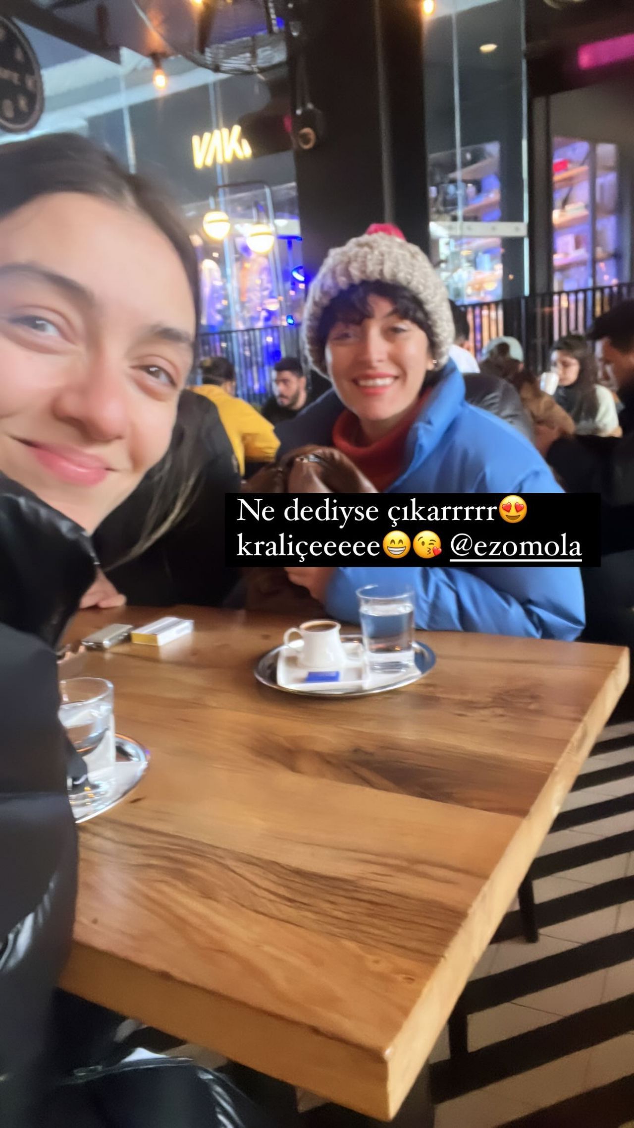 Merve Dizdar yakın arkadaşı Ezgi Mola'nın doğum gününü o karelerle kutladı 9