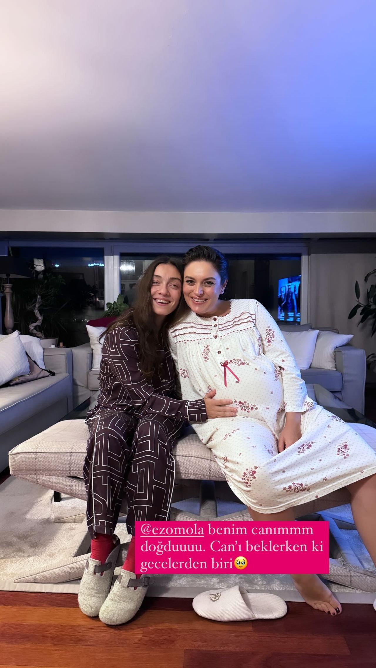 Merve Dizdar yakın arkadaşı Ezgi Mola'nın doğum gününü o karelerle kutladı 7