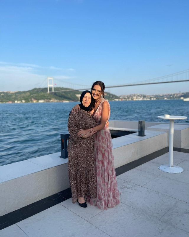 Dilan Polat'ın kayınvalidesi de fenomen olma yolunda! Gelini gibi sosyal medyadan ürün satışı yapıyor 2