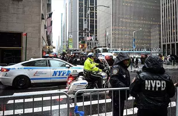 New York caddelerinde görülmemiş olay! 20 kum dolu kamyonla Joe Biden'ı korudular... 9