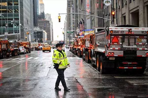 New York caddelerinde görülmemiş olay! 20 kum dolu kamyonla Joe Biden'ı korudular... 10
