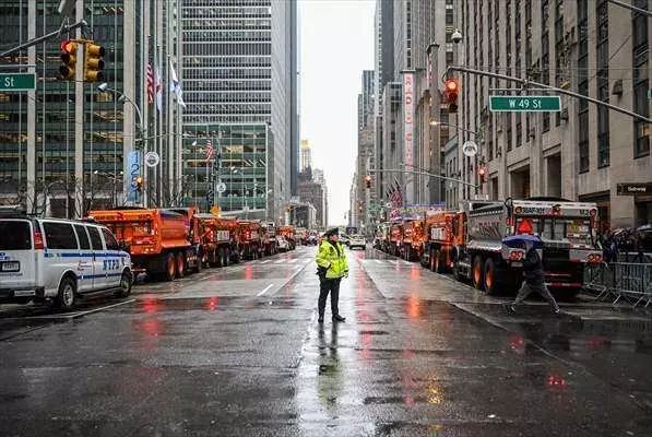 New York caddelerinde görülmemiş olay! 20 kum dolu kamyonla Joe Biden'ı korudular... 11
