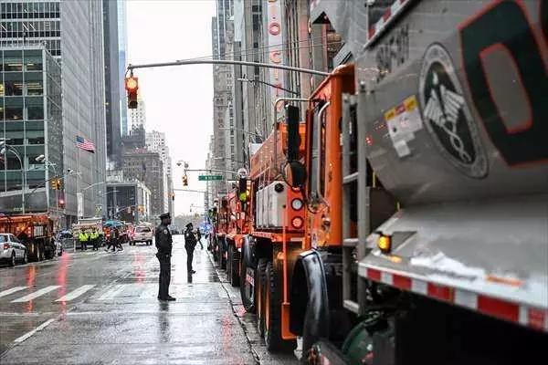 New York caddelerinde görülmemiş olay! 20 kum dolu kamyonla Joe Biden'ı korudular... 12