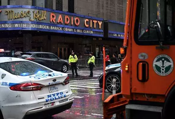 New York caddelerinde görülmemiş olay! 20 kum dolu kamyonla Joe Biden'ı korudular... 13