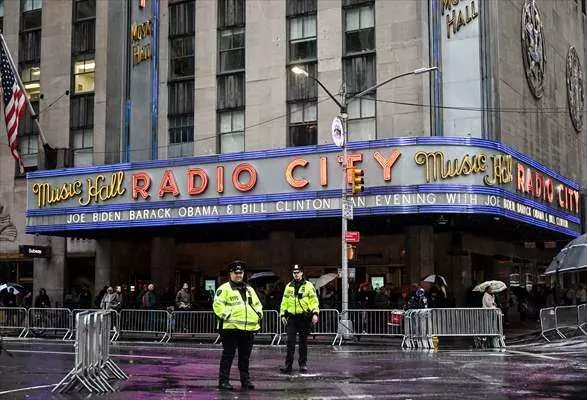 New York caddelerinde görülmemiş olay! 20 kum dolu kamyonla Joe Biden'ı korudular... 14