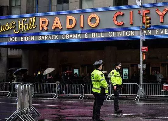 New York caddelerinde görülmemiş olay! 20 kum dolu kamyonla Joe Biden'ı korudular... 15