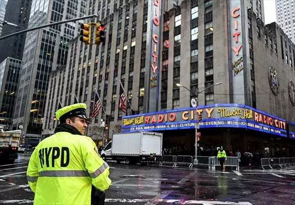New York caddelerinde görülmemiş olay! 20 kum dolu kamyonla Joe Biden'ı korudular... 16