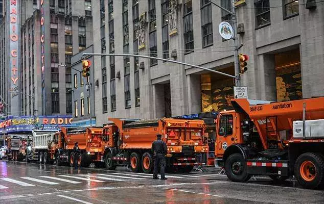 New York caddelerinde görülmemiş olay! 20 kum dolu kamyonla Joe Biden'ı korudular... 1