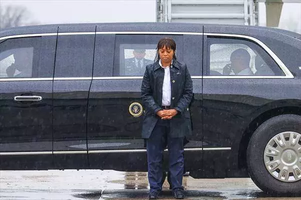New York caddelerinde görülmemiş olay! 20 kum dolu kamyonla Joe Biden'ı korudular... 19