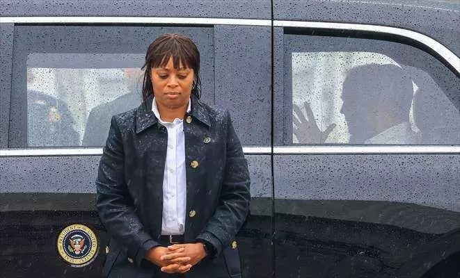 New York caddelerinde görülmemiş olay! 20 kum dolu kamyonla Joe Biden'ı korudular... 23