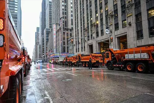New York caddelerinde görülmemiş olay! 20 kum dolu kamyonla Joe Biden'ı korudular... 2