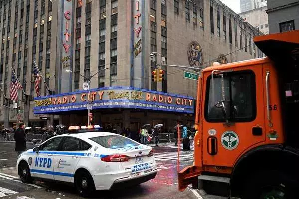 New York caddelerinde görülmemiş olay! 20 kum dolu kamyonla Joe Biden'ı korudular... 3