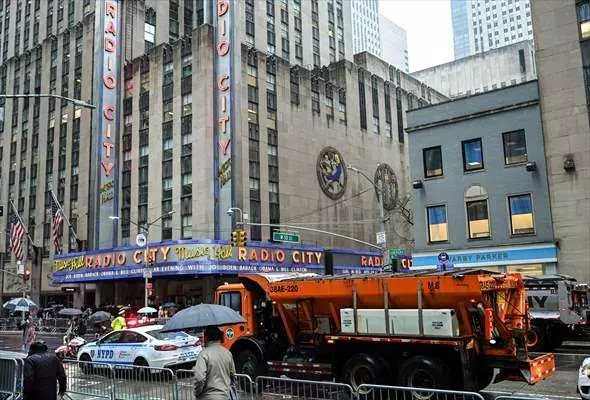 New York caddelerinde görülmemiş olay! 20 kum dolu kamyonla Joe Biden'ı korudular... 4