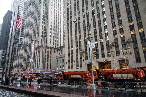 New York caddelerinde görülmemiş olay! 20 kum dolu kamyonla Joe Biden'ı korudular... 5