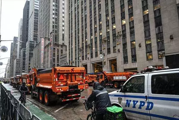 New York caddelerinde görülmemiş olay! 20 kum dolu kamyonla Joe Biden'ı korudular... 6