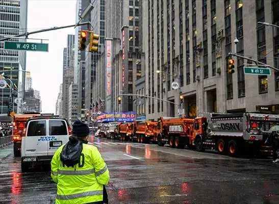 New York caddelerinde görülmemiş olay! 20 kum dolu kamyonla Joe Biden'ı korudular... 7