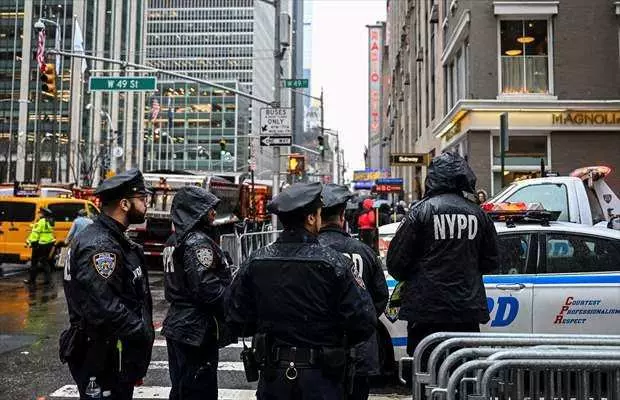 New York caddelerinde görülmemiş olay! 20 kum dolu kamyonla Joe Biden'ı korudular... 8