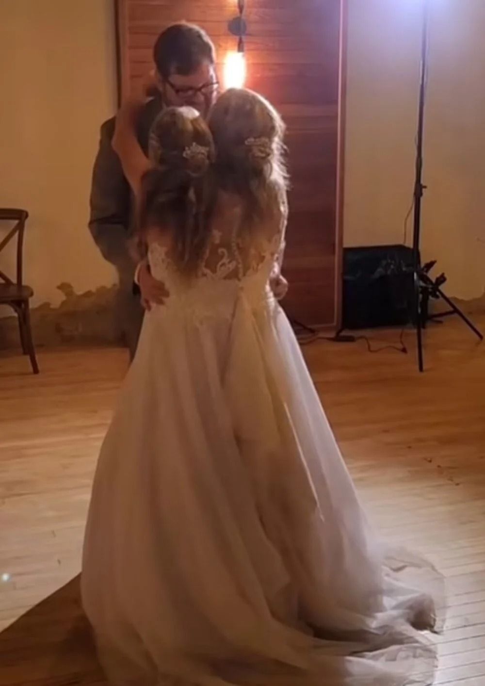 Yapışık ikizler Abby ve Brittany Hensel, ABD'li bir gazi ile dünya evine girdi! 1
