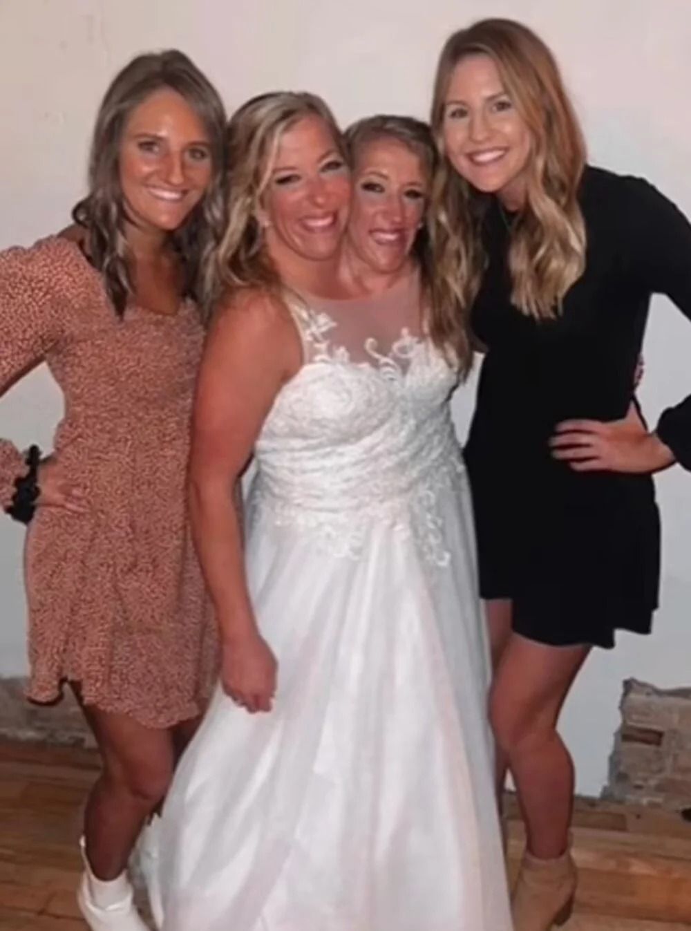 Yapışık ikizler Abby ve Brittany Hensel, ABD'li bir gazi ile dünya evine girdi! 2