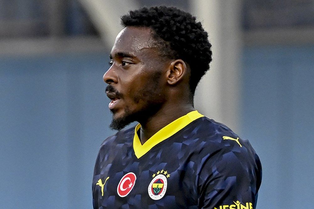 Osayi Samuel'den olay açıklama: "Taraftarlardan bazıları silahlı ve ellerinde kesici aletler vardı! Kalecimiz kanlar içinde yerde kaldı! Kendimizi savunmak zorundaydık" 5