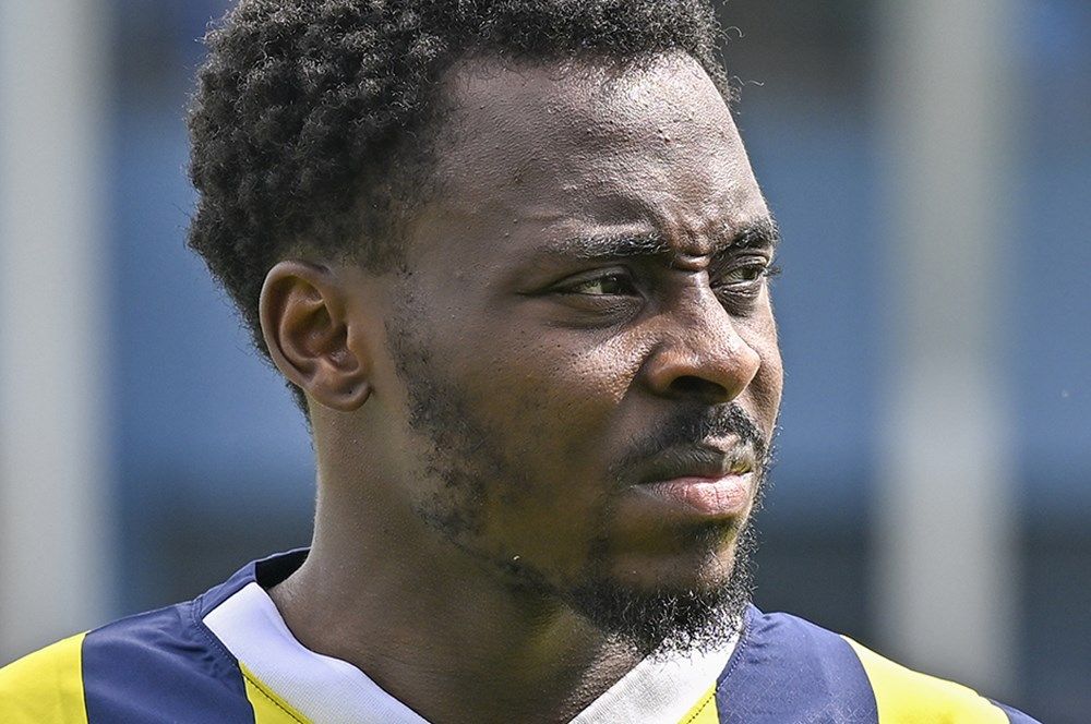 Osayi Samuel'den olay açıklama: "Taraftarlardan bazıları silahlı ve ellerinde kesici aletler vardı! Kalecimiz kanlar içinde yerde kaldı! Kendimizi savunmak zorundaydık" 6