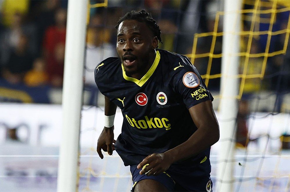 Osayi Samuel'den olay açıklama: "Taraftarlardan bazıları silahlı ve ellerinde kesici aletler vardı! Kalecimiz kanlar içinde yerde kaldı! Kendimizi savunmak zorundaydık" 7