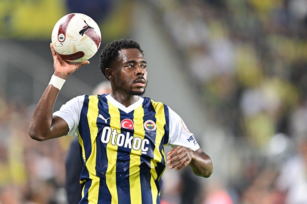 Osayi Samuel'den olay açıklama: "Taraftarlardan bazıları silahlı ve ellerinde kesici aletler vardı! Kalecimiz kanlar içinde yerde kaldı! Kendimizi savunmak zorundaydık" 3