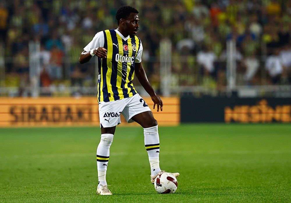 Osayi Samuel'den olay açıklama: "Taraftarlardan bazıları silahlı ve ellerinde kesici aletler vardı! Kalecimiz kanlar içinde yerde kaldı! Kendimizi savunmak zorundaydık" 8