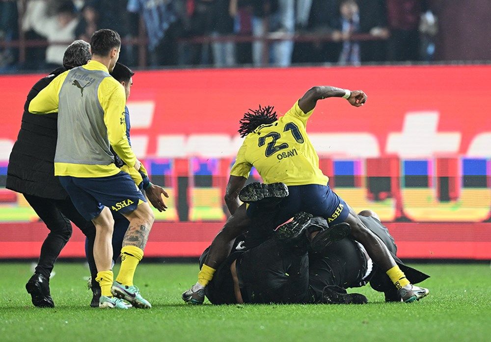 Osayi Samuel'den olay açıklama: "Taraftarlardan bazıları silahlı ve ellerinde kesici aletler vardı! Kalecimiz kanlar içinde yerde kaldı! Kendimizi savunmak zorundaydık" 2