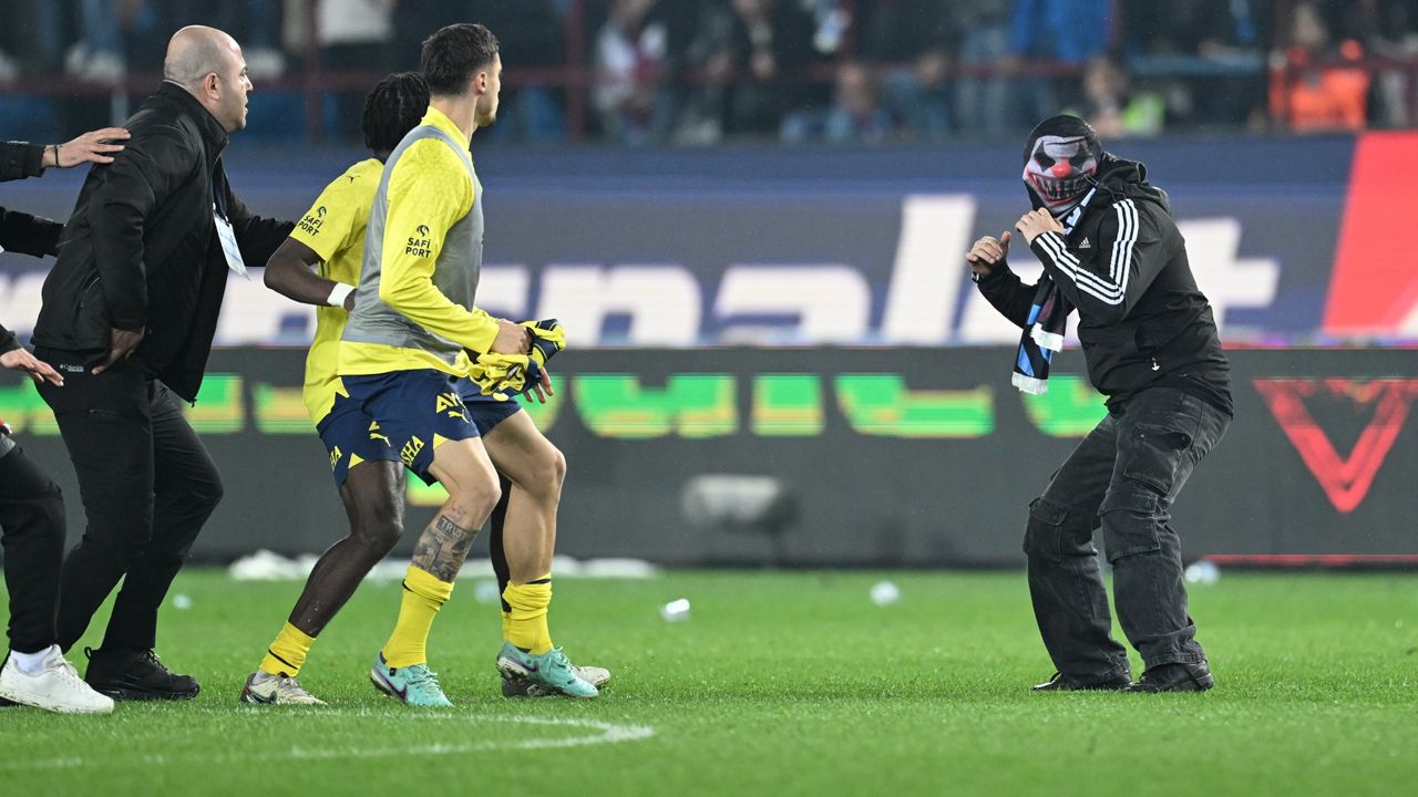 Osayi Samuel'den olay açıklama: "Taraftarlardan bazıları silahlı ve ellerinde kesici aletler vardı! Kalecimiz kanlar içinde yerde kaldı! Kendimizi savunmak zorundaydık" 1