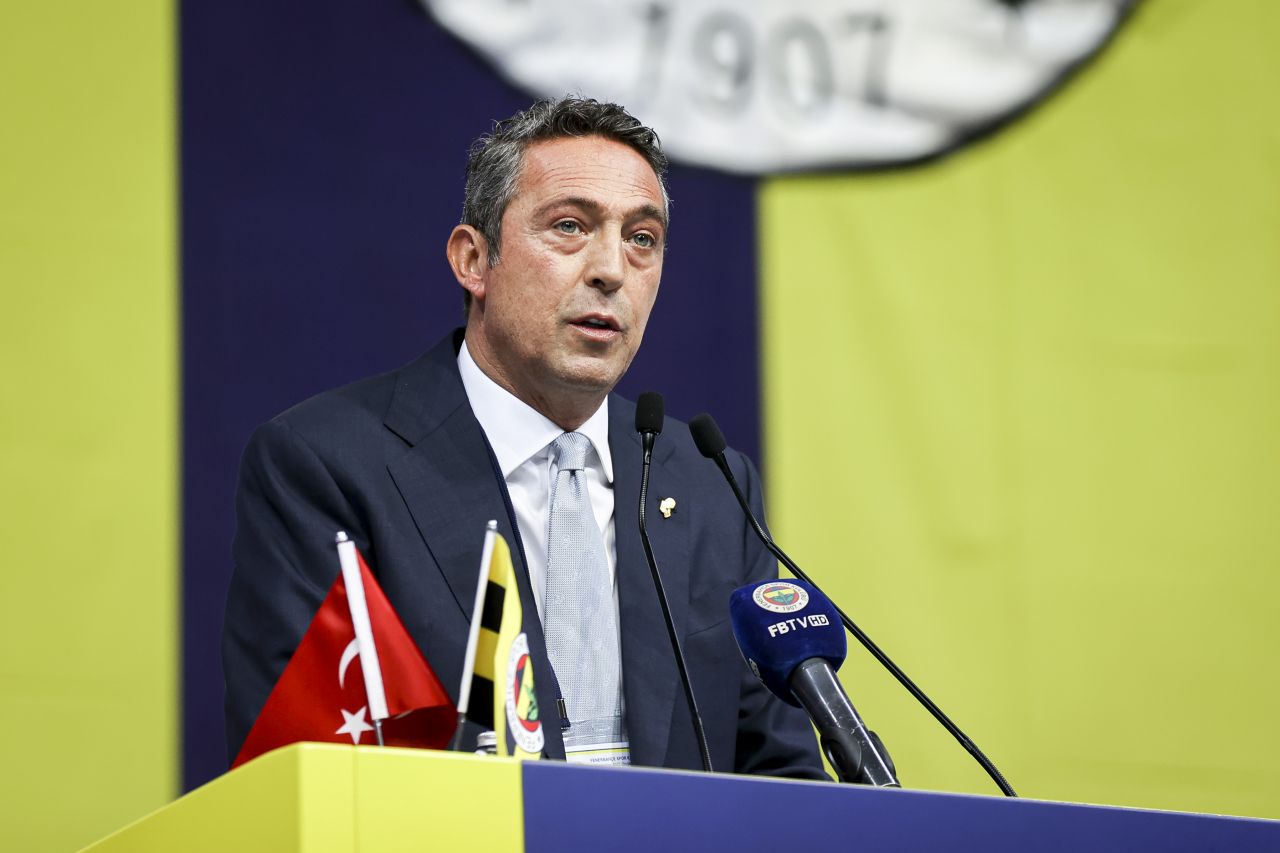 Ali Koç'tan Fenerbahçe taraftarına şok mesaj: "Futbol faaliyetlerini durdurabiliriz! İsmail Kartal'a takımı sahadan çek demiştim" 15